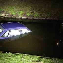 Voiture dans leau a Burgermeester Elsenweg a Honselersdijk A