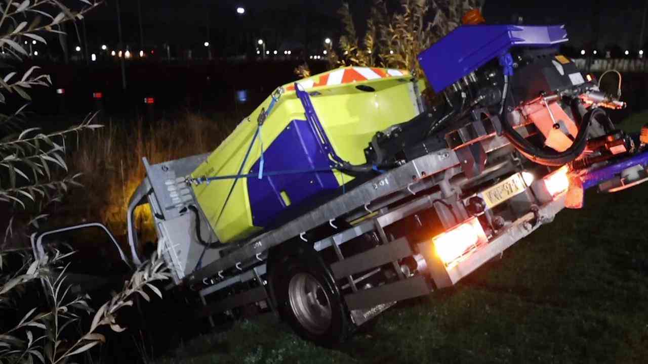 Beeld uit video: Strooiwagen en ambulance in de problemen door gladheid in Den Haag
