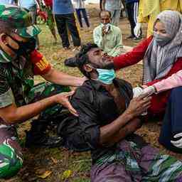 Des Rohingyas debarquent en Indonesie apres des semaines en mer
