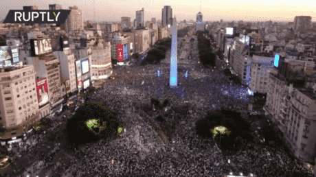 Des images de drones capturent les celebrations massives de la
