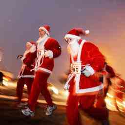 Mille Peres Noel courent dans les rues dAmersfoort Amersfoort