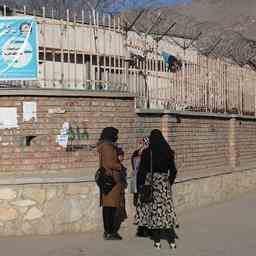 Une enseignante afghane dechire ses diplomes a cause de linterdiction