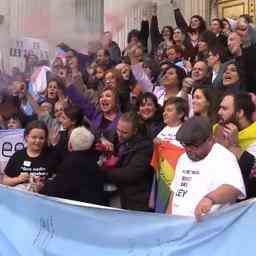 Video Les Espagnols celebrent que le changement de genre