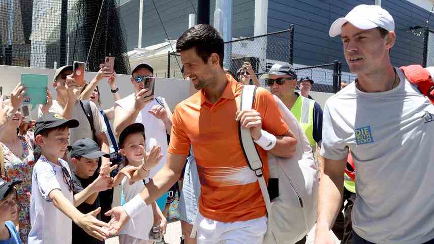 1672648750 46 Accueil chaleureux pour Djokovic lors du premier match en Australie