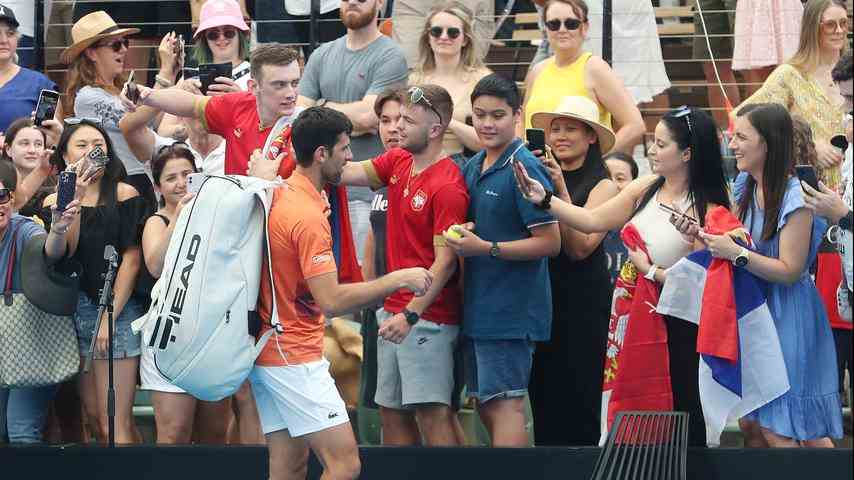 1672648750 67 Accueil chaleureux pour Djokovic lors du premier match en Australie