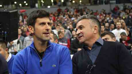 Djokovic frappe les medias apres la rangee du drapeau russe