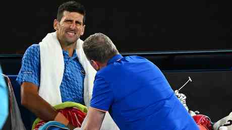 Djokovic surmonte les problemes de blessure pour progresser en Australie