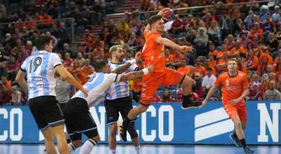 Joueurs de handball apres une victoire historique a la Coupe