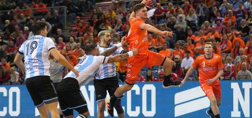 Joueurs de handball apres une victoire historique a la Coupe