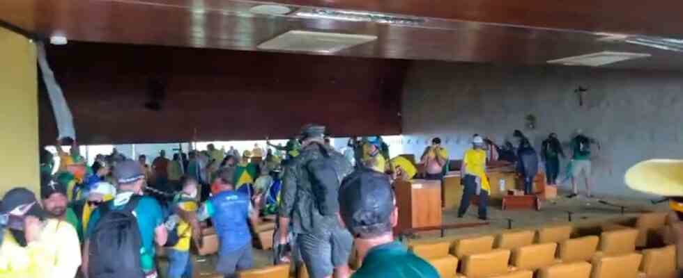 Les partisans de lancien president bresilien Bolsonaro prennent dassaut les