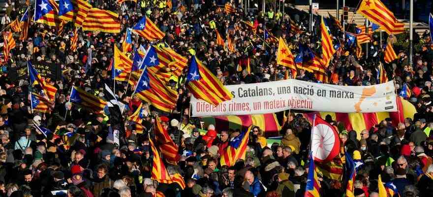 Pres de 7 000 personnes manifestent a Barcelone contre le
