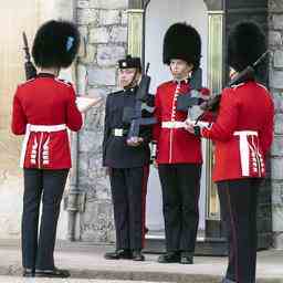 Un membre de la Garde royale britannique sous le feu