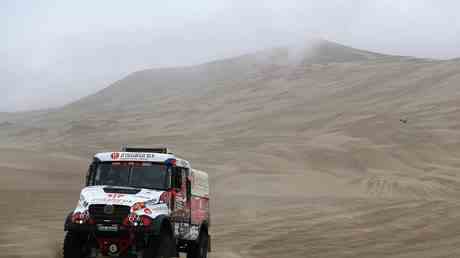 Un pilote se retire du rallye Dakar apres un accident