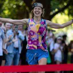 Une femme court a travers lAustralie en courant un marathon