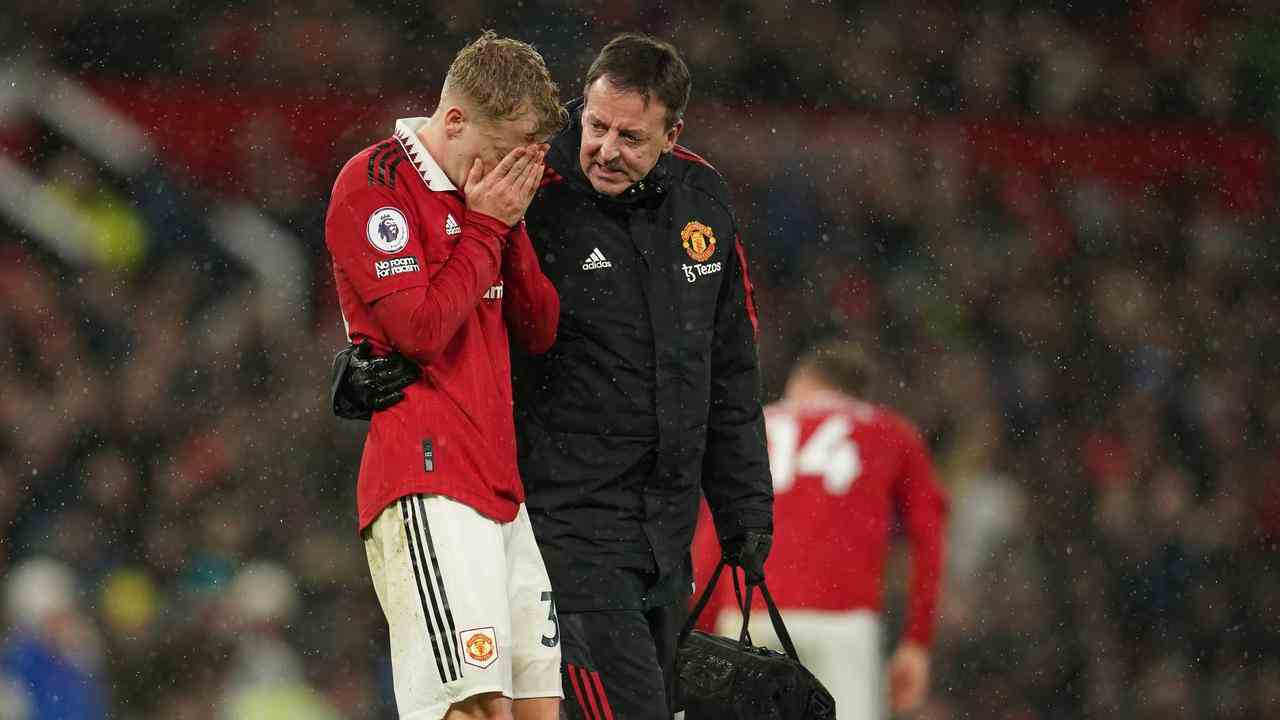 Image de la vidéo: Van de Beek abandonne à United-Bournemouth après avoir glissé Senesi