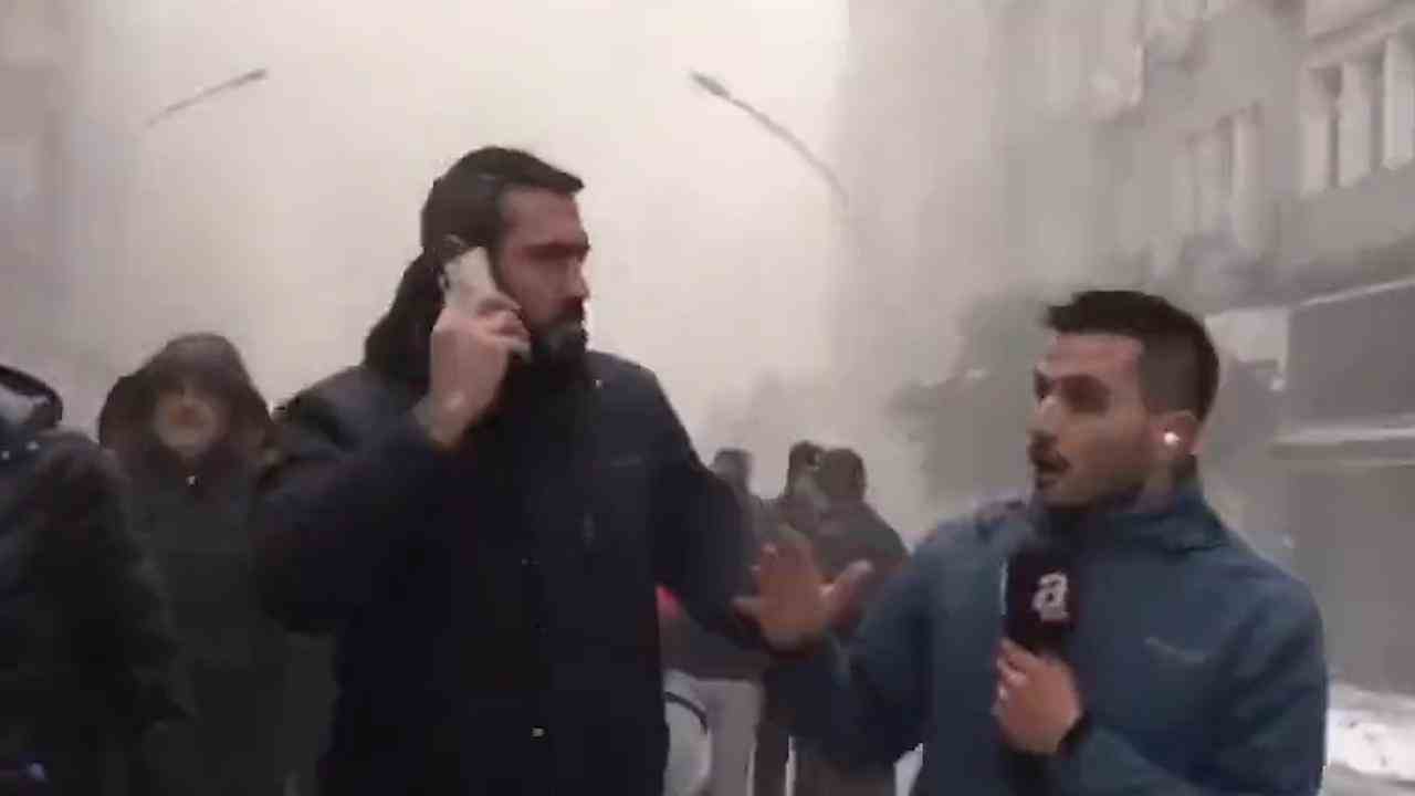 Beeld uit video: Turkse nieuwsploeg filmt tweede aardbeving tijdens liveverslag