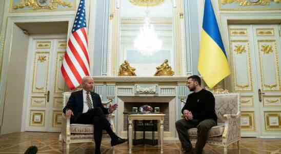 Biden visite Kiev par surprise et rencontre Zelensky