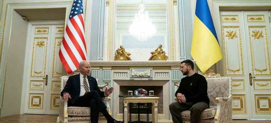 Biden visite Kiev par surprise et rencontre Zelensky