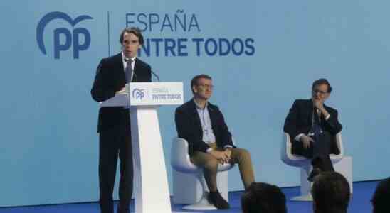 Feijoo se vante devant Aznar et Rajoy davoir uni le