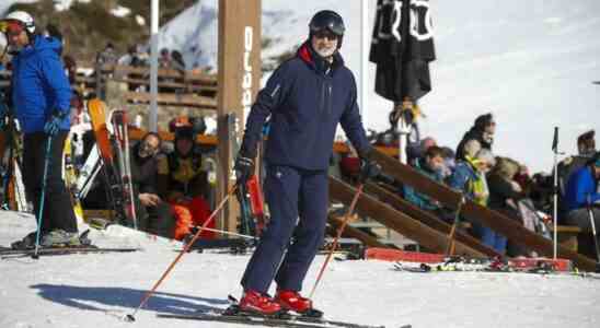 Felipe VI profite du beau temps pour skier a Baqueira