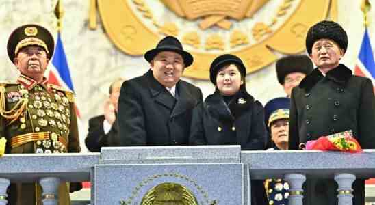 Kim Jong un affiche son potentiel nucleaire lors du defile du