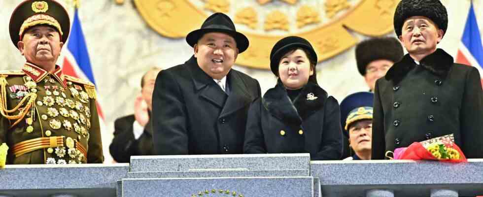 Kim Jong un affiche son potentiel nucleaire lors du defile du