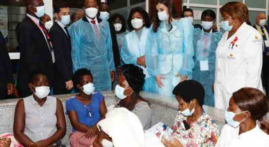 La reine visite une maternite a Luanda Angola accompagnee de