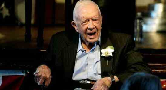 Lancien president americain Jimmy Carter commence a recevoir des soins