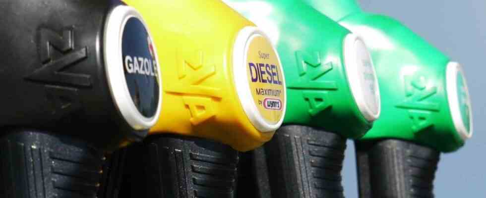 Le Parlement europeen interdit les voitures a essence diesel et