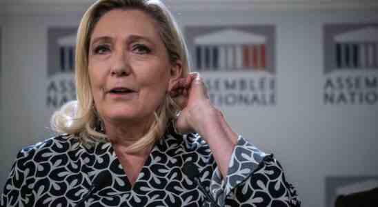 Le Pen va presenter une motion de censure contre le