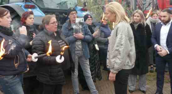 Le ministre Kaag accueilli par des manifestants avec des torches