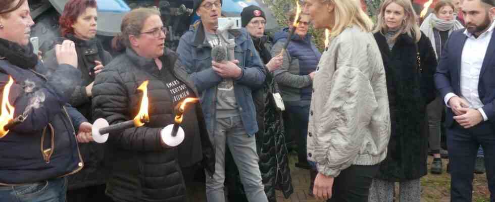 Le ministre Kaag accueilli par des manifestants avec des torches