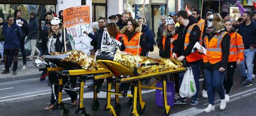 Le secteur des transports sanitaires manifeste dans les rues