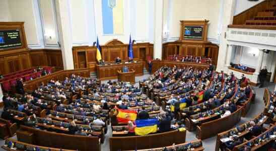 Les drapeaux de lEspagne au Parlement ukrainien icone de lengagement