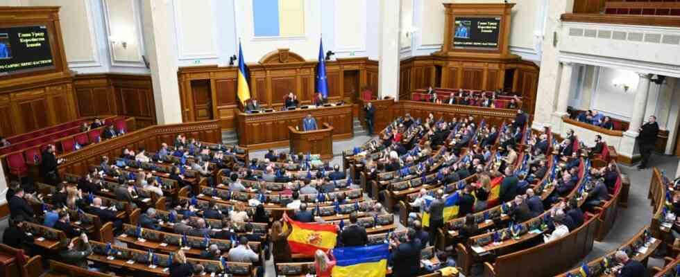 Les drapeaux de lEspagne au Parlement ukrainien icone de lengagement
