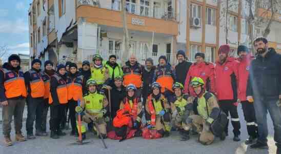Les pompiers de Saragosse sauvent une femme des decombres dans