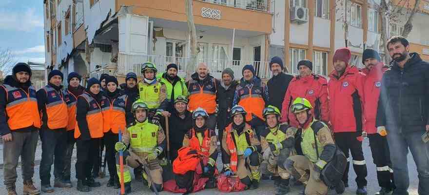 Les pompiers de Saragosse sauvent une femme des decombres dans