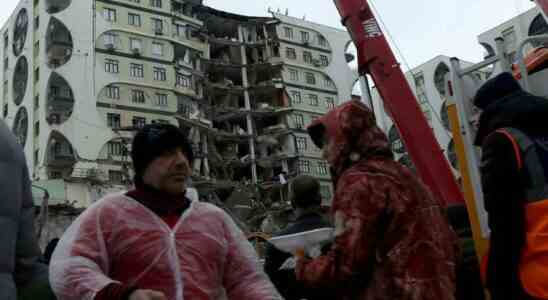 Les victimes du tremblement de terre en Turquie se refugient