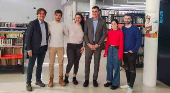 Sanchez choisit maintenant deux etudiants du PSOE de Fuenlabrada pour
