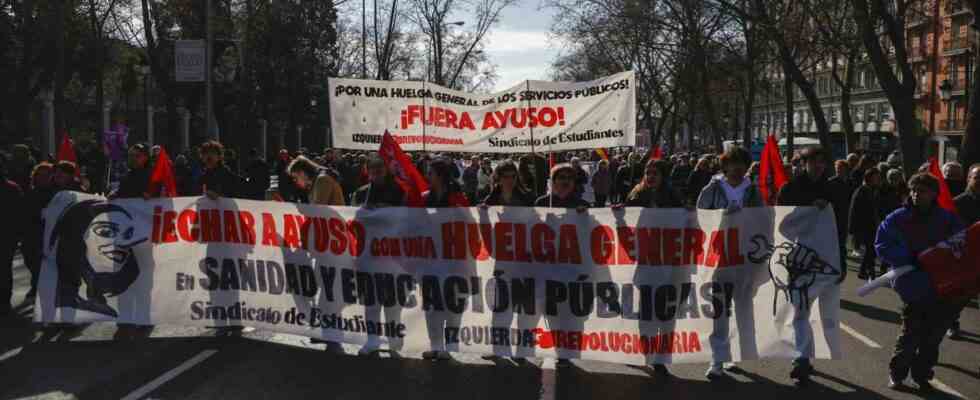 Suivez en direct la manifestation en defense de la sante