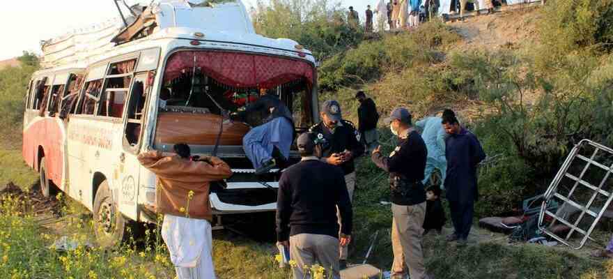 Trois vehicules entrent en collision au Pakistan faisant au moins