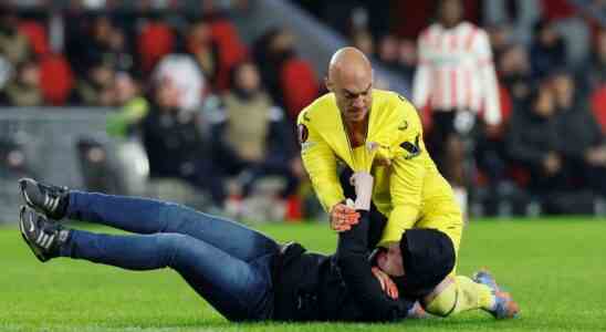 Un spectateur saute sur le terrain pendant PSV Sevilla et tente