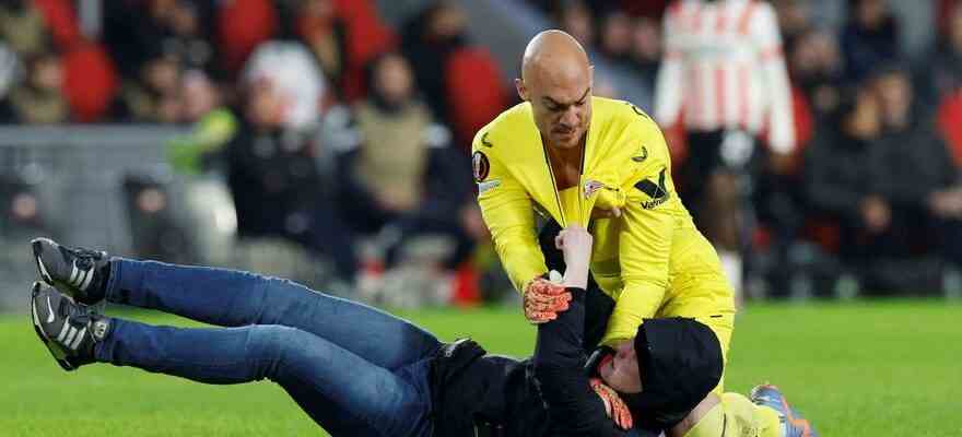 Un spectateur saute sur le terrain pendant PSV Sevilla et tente