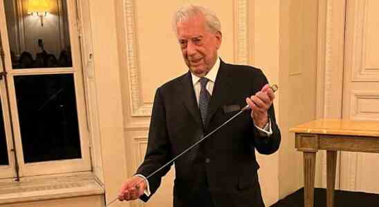 Vargas Llosa recoit lepee dun universitaire francais accompagne de son