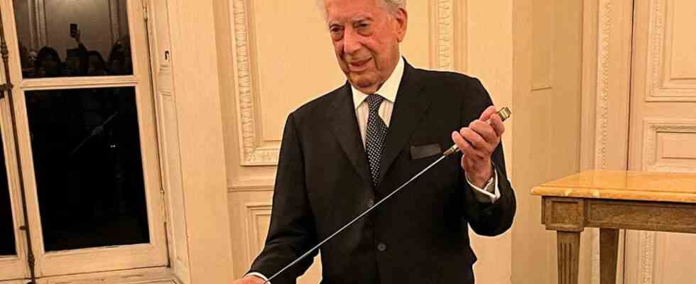 Vargas Llosa recoit lepee dun universitaire francais accompagne de son