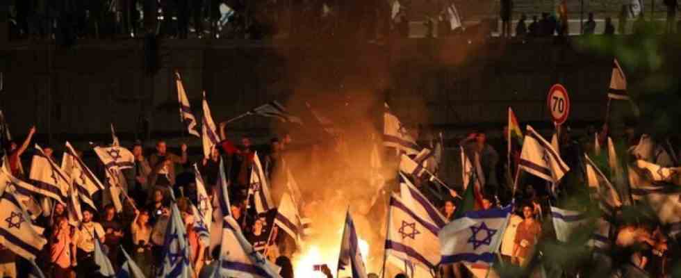 Des emeutes contre Netanyahu encerclent sa residence et paralysent plusieurs