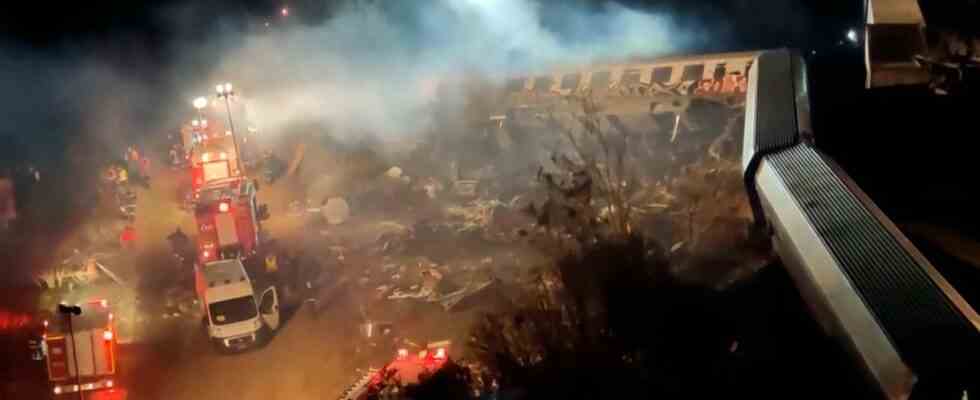 Deux trains entrent en collision en Grece 32 morts
