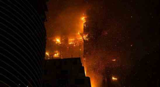 Incendie spectaculaire dans un gratte ciel de Hong Kong