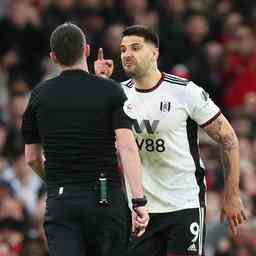 Lattaquant de Fulham Mitrovic suspend une lourde suspension apres avoir