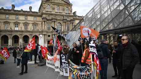 Le Louvre ferme en signe de protestation — Culture